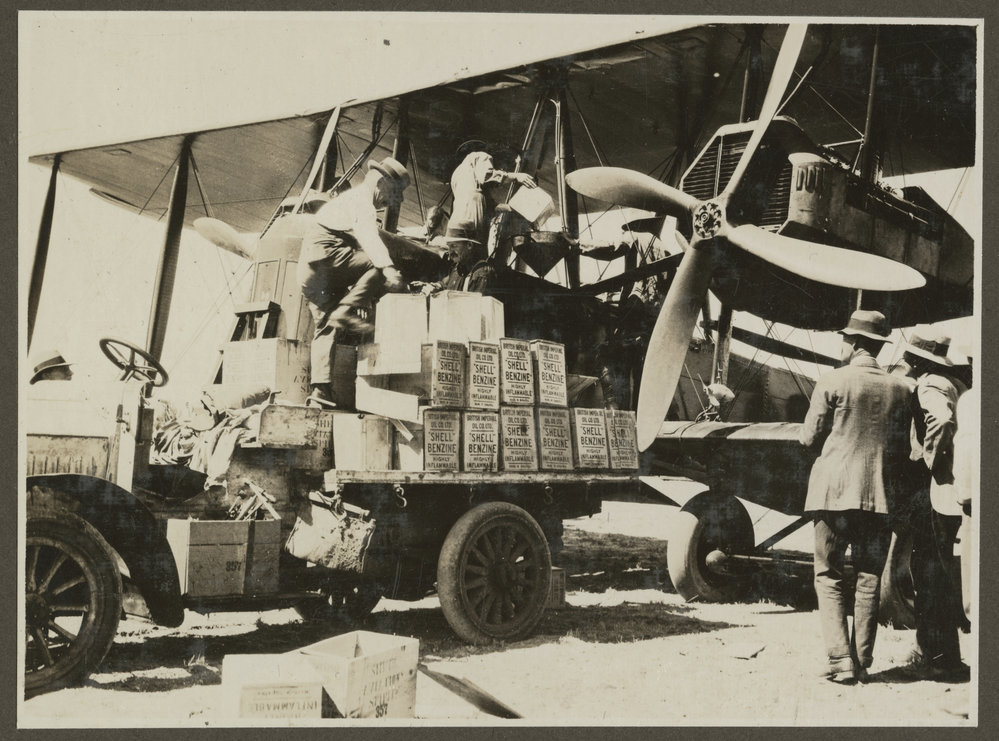 Refuelling the Vickers Vimy