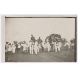 Vickers Vimy crew carried shoulder high by the Darwin crowd
