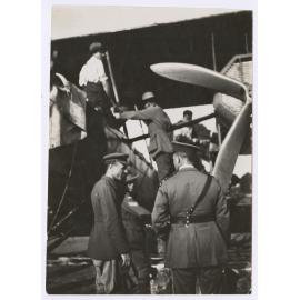 Ross Smith and others with the Vickers Vimy