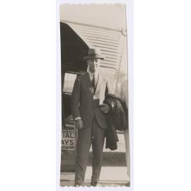 Sir Keith Smith alongside an Imperial Airways plane.