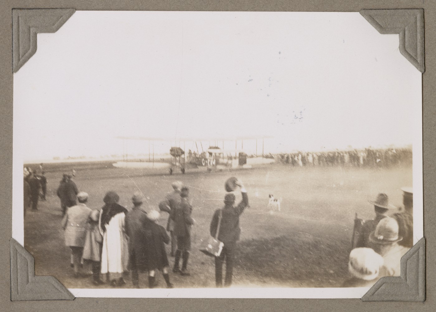 Vickers Vimy arrival at Darwin [PRG 18/9/2/7b]